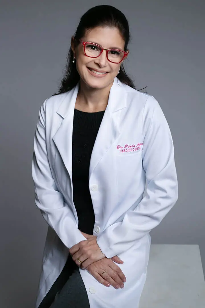Dra. Priscila Nasser de Carvalho, cardiologista, de jaleco branco com bordado "Cardiologista"